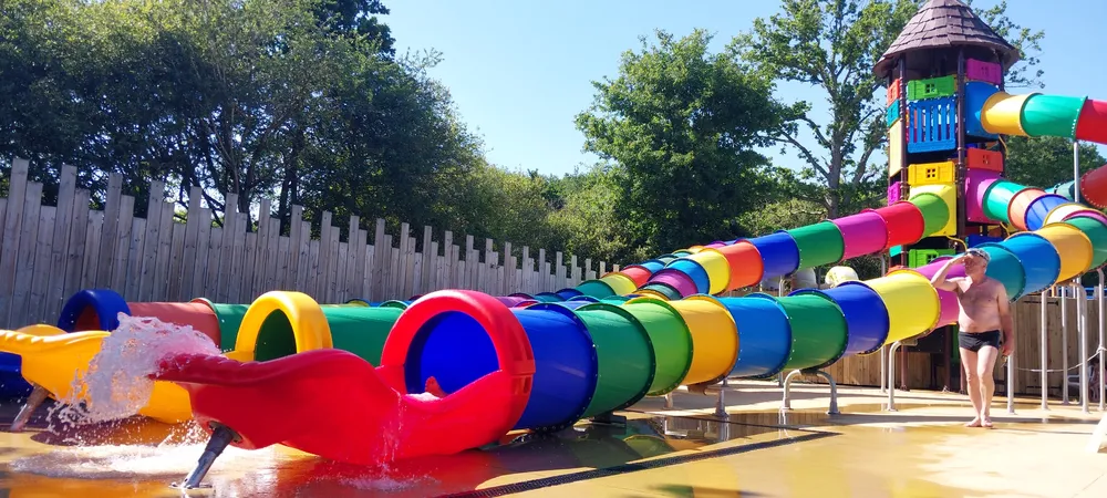 le triple toboggan aquatique du camping de l'étang du pays blanc à guérande