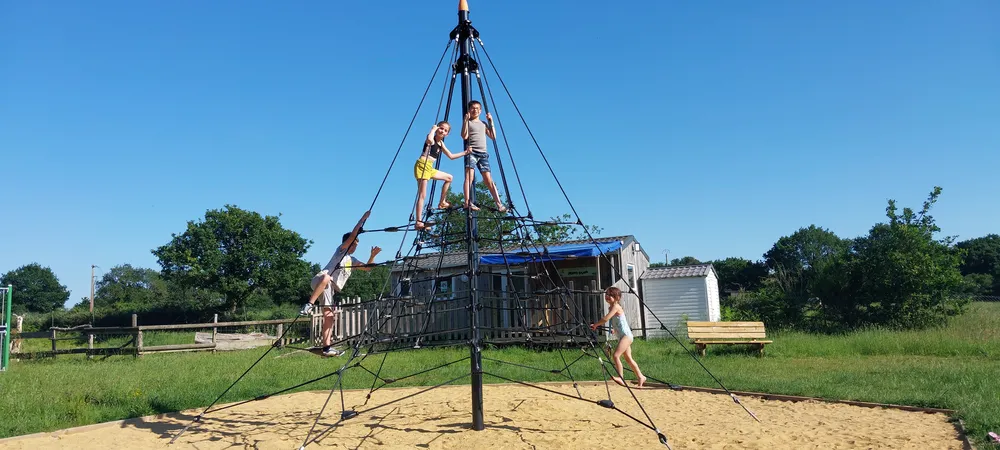  pyramide toile d'araignée du camping de l'étang du pays blanc à Guérande