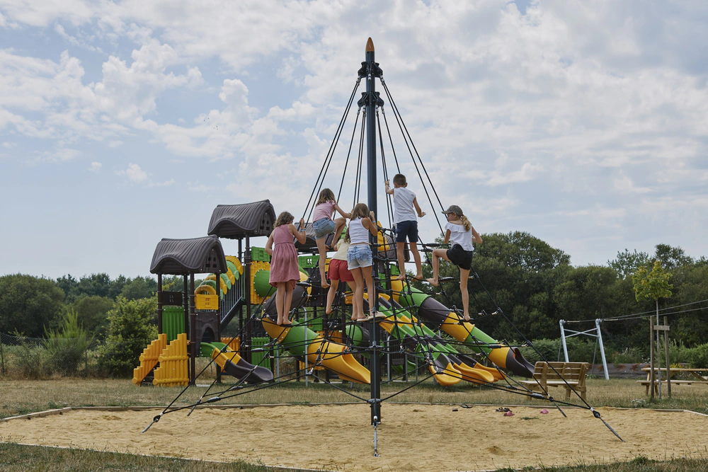 pyramide araignée au camping aire de jeux