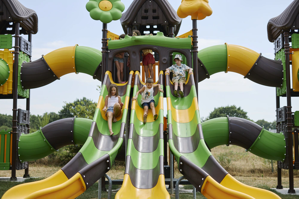 aire de jeux extérieur au camping de l'étang