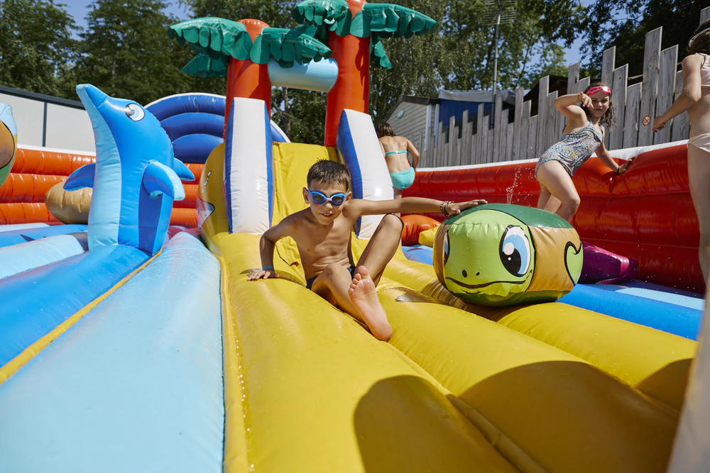 piscine couverte et chauffée guerande avec espace pour enfant 