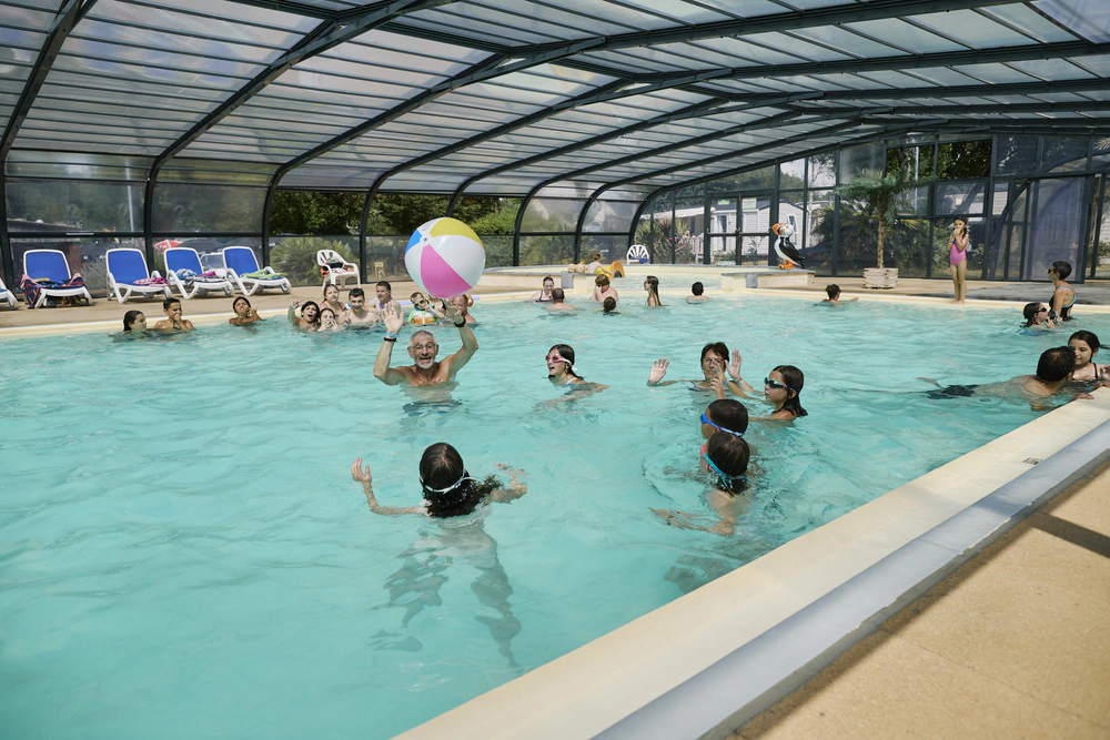 Piscine couverte pour les familles au camping de l'étang en Loire Atlantique