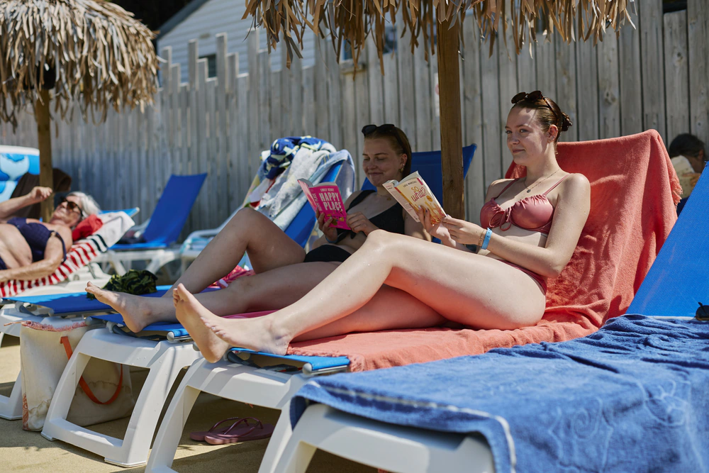 Transats au bord d'une piscine au camping à Guérande