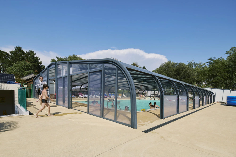 piscine couverte et chauffée au camping de l'étang du pays blanc