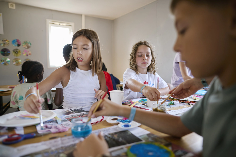 chèvre qui mange et enfants qui regardent