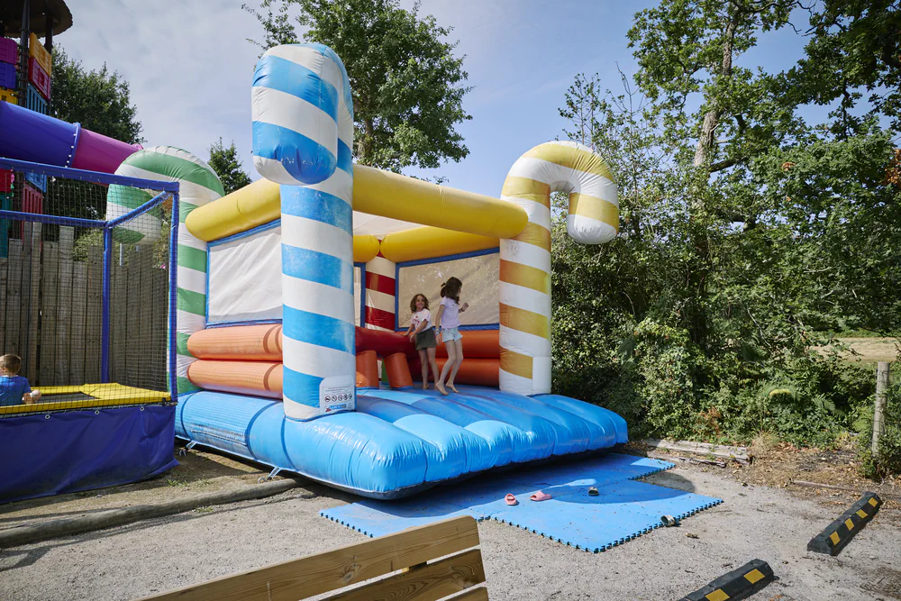 Espace de jeu pour enfants au camping l'étang du pays blancs